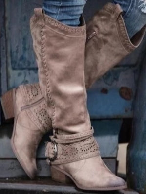Vintage hohe Lederstiefel mit Schnallenverzierung im Ritterstil im modernen Stil