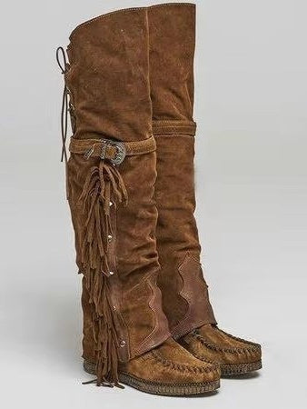 Overknee-Stiefel mit Quasten, Nieten und flachem Absatz