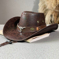 Cowboy Retro-Hut mit gecracktem Stierkopf im modernen Stil