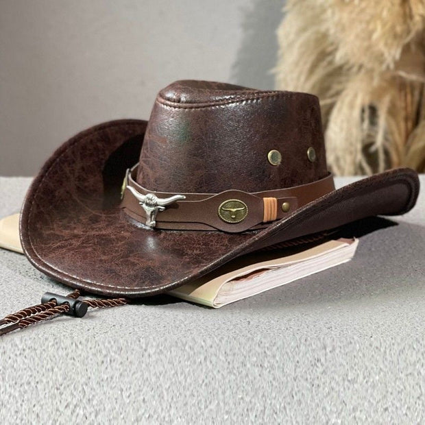 Cowboy Retro-Hut mit gecracktem Stierkopf im modernen Stil