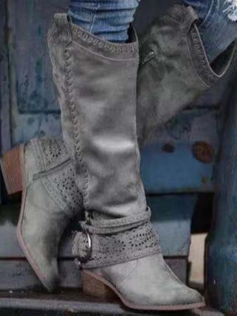 Vintage hohe Lederstiefel mit Schnallenverzierung im Ritterstil im modernen Stil