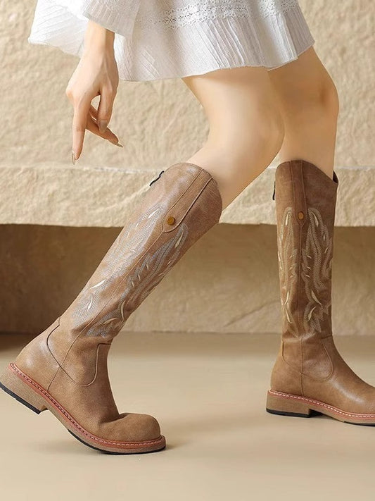 Braune bestickte lange Stiefel mit Reißverschluss hinten im modernen Stil