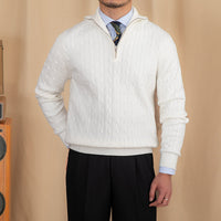 Pullover mit Zopfmuster, offenem Kragen und kurzem Reißverschluss