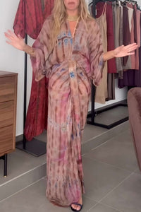 Kleid im Kimono-Stil mit Aufdruck im modernen Stil