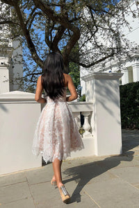 Romantisches sommerliches trägerloses Kleid in Midi-Länge