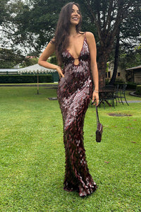 Glänzendes Kleid mit dünnen Trägern im modernen Stil