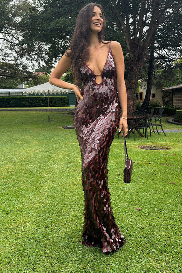 Glänzendes Kleid mit dünnen Trägern im modernen Stil