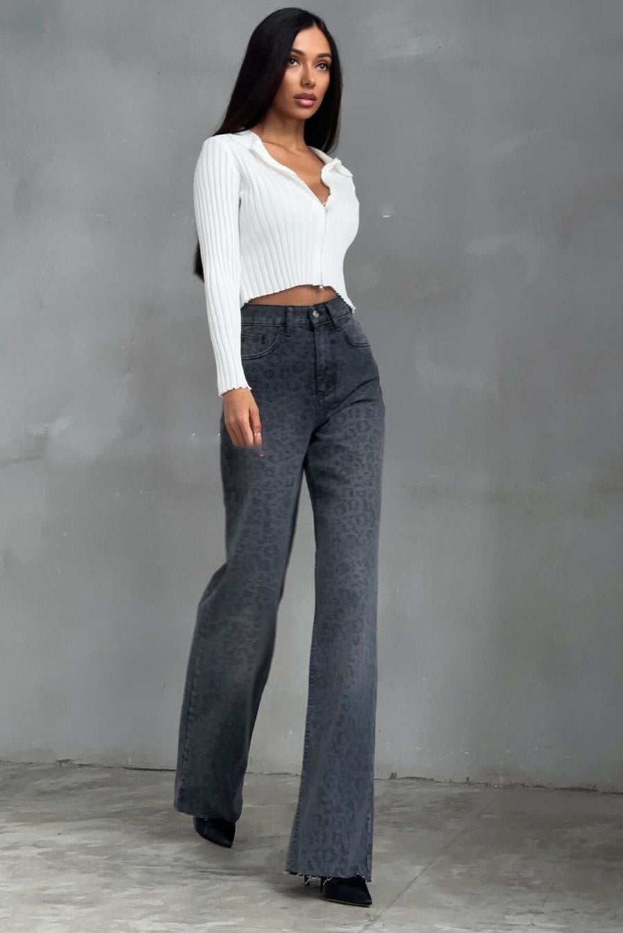 Leoparden-Jeans mit hohem Bund im modernen Stil