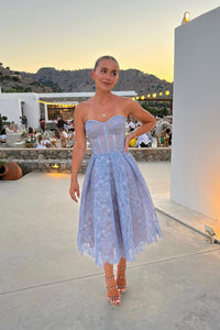 Romantisches sommerliches trägerloses Kleid in Midi-Länge