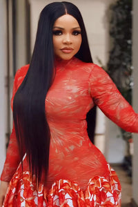 Lebhaftes rotes transparentes Maxi-Kleid mit Blumenmuster im modernen Stil