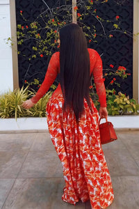 Lebhaftes rotes transparentes Maxi-Kleid mit Blumenmuster im modernen Stil