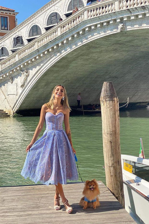 Romantisches sommerliches trägerloses Kleid in Midi-Länge