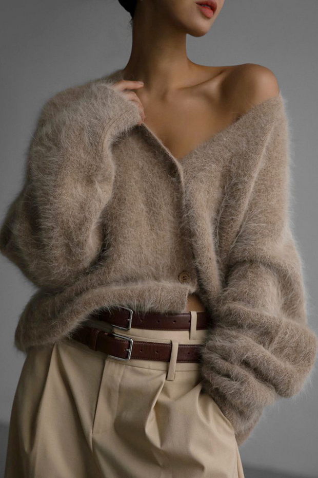 Elegante, einfarbige Oberbekleidung mit Knöpfen und V-Ausschnitt von Prominenten im modernen Stil