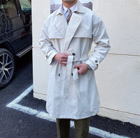 Trenchcoat mit doppelreihigem Schnitt und Gürtel