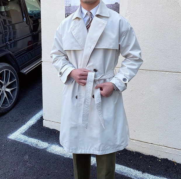 Trenchcoat mit doppelreihigem Schnitt und Gürtel