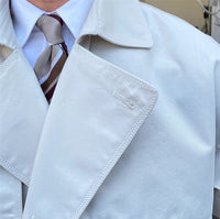 Trenchcoat mit doppelreihigem Schnitt und Gürtel
