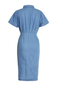 Gina – Gerafftes Midi-Hemdkleid aus Denim mit Knoten im modernen Stil