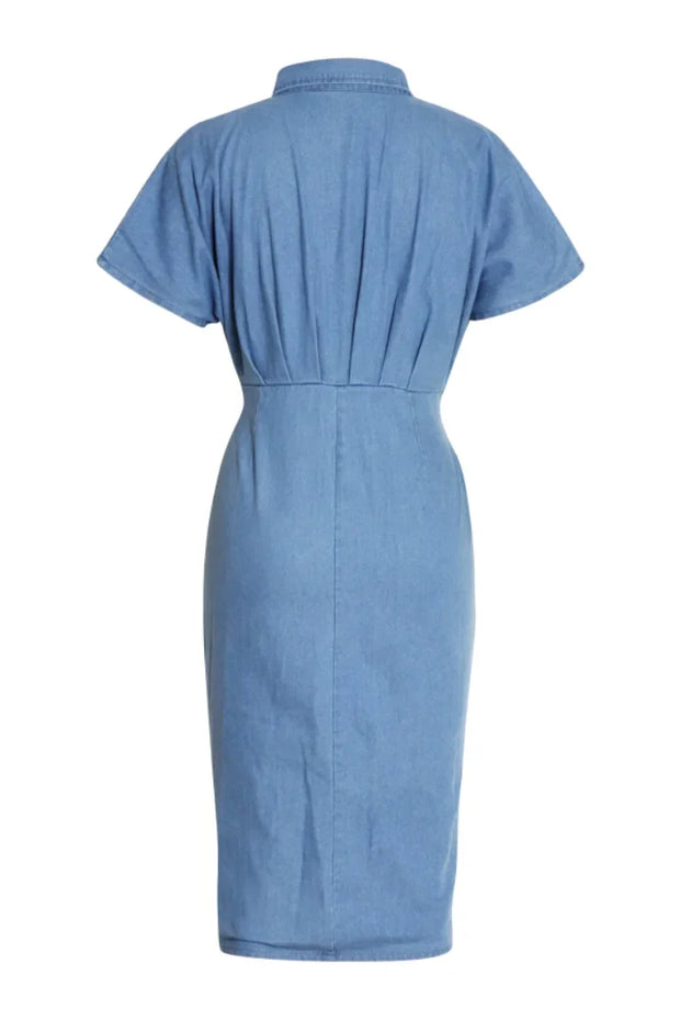 Gina – Gerafftes Midi-Hemdkleid aus Denim mit Knoten im modernen Stil