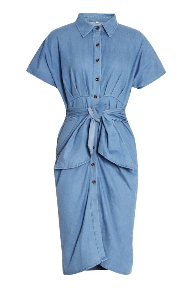 Gina – Gerafftes Midi-Hemdkleid aus Denim mit Knoten im modernen Stil