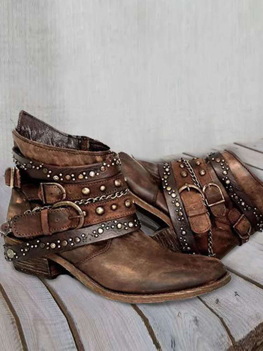 Vintage gewaschene Stiefel mit Nieten und Schnallen am Knöchel im modernen Stil