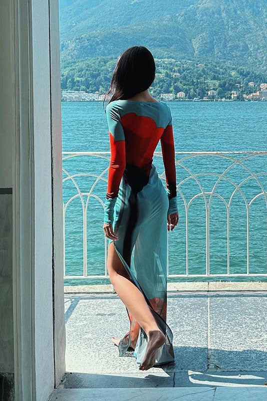 Maxikleid aus transparentem Stoff mit abstraktem Muster