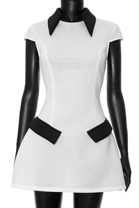 Adela – Kurzes Kleid aus Polyester mit Flügelärmeln und Kontrastfarbe