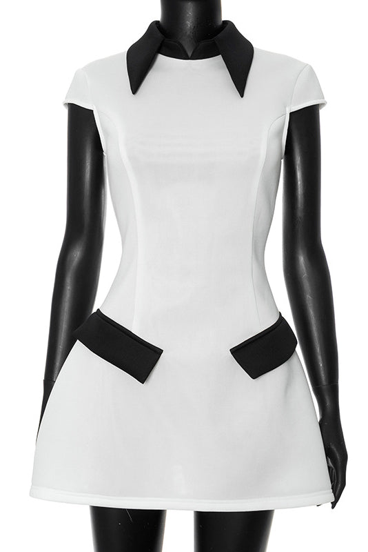 Adela – Kurzes Kleid aus Polyester mit Flügelärmeln und Kontrastfarbe