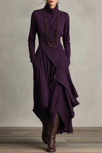 Lila Langes Kleid mit hohem Kragen und asymmetrischen Falten