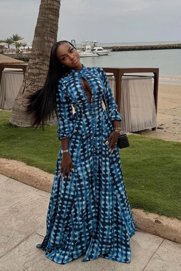 Blaues Batik-Maxi-Kleid mit Knopfleiste vorne im modernen Stil