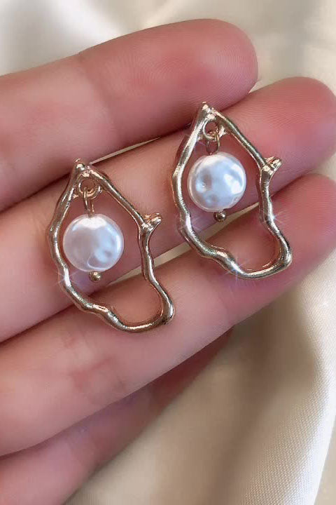Oyster Pearl - Unregelmäßige Tropfenförmige Ohrringe im modernen Stil