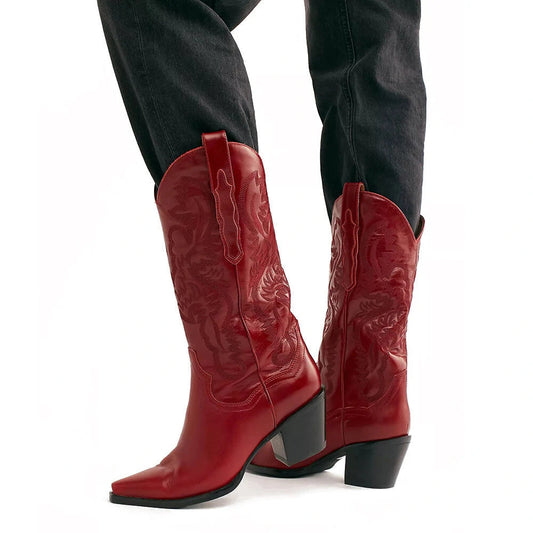 Bestickte Westernstiefel mit spitz zulaufender Spitze und dickem Absatz im modernen Stil