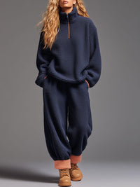 Lässiges Sportset aus marineblauem Polar-Fleece mit halbem Reißverschluss und Sweatshirt-Hose im modernen Stil