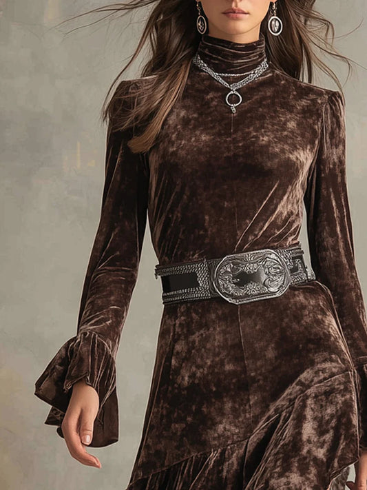 Samtkleid mit hohem Kragen, langen Glockenärmeln und Midilänge im modernen Stil
