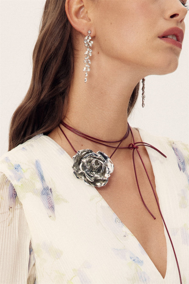 Choker mit Blumenanhänger aus Legierung im modernen Stil