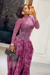 Langes Kleid mit geometrischem Muster und hohem Kragen