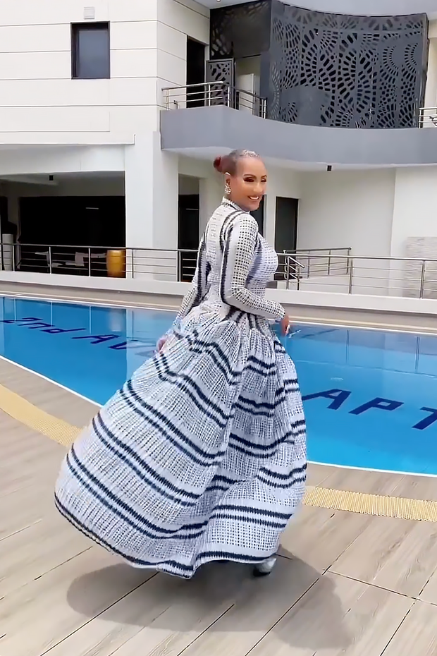 Tie-Dye Abendkleid in Slim-Fit mit Hüftbetonung im modernen Stil