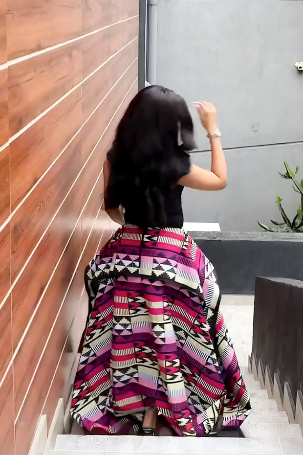 Lebhafter mehrfarbiger geometrischer High-Low-Midirock im modernen Stil