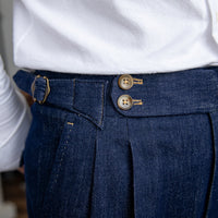 Hose aus Denim mit doppelten Bundfalten und funktionalem Stil