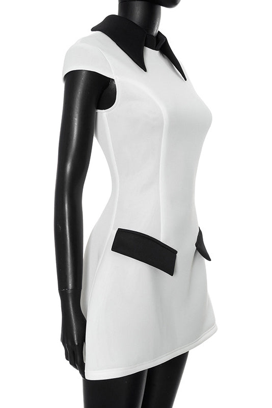 Adela – Kurzes Kleid aus Polyester mit Flügelärmeln und Kontrastfarbe