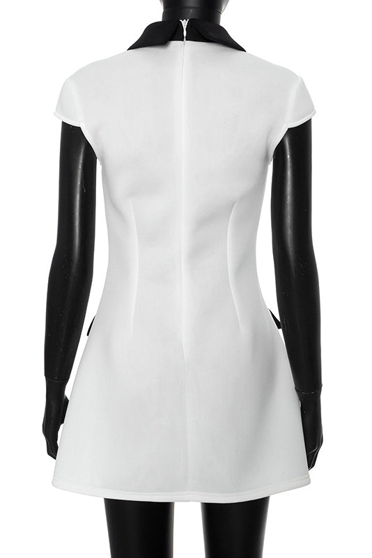 Adela – Kurzes Kleid aus Polyester mit Flügelärmeln und Kontrastfarbe