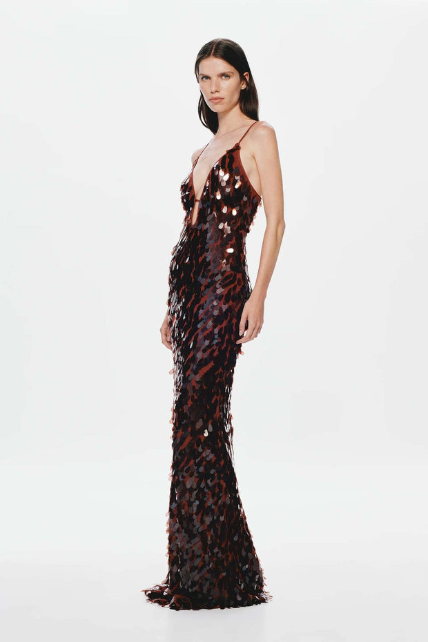 Glänzendes Kleid mit dünnen Trägern im modernen Stil