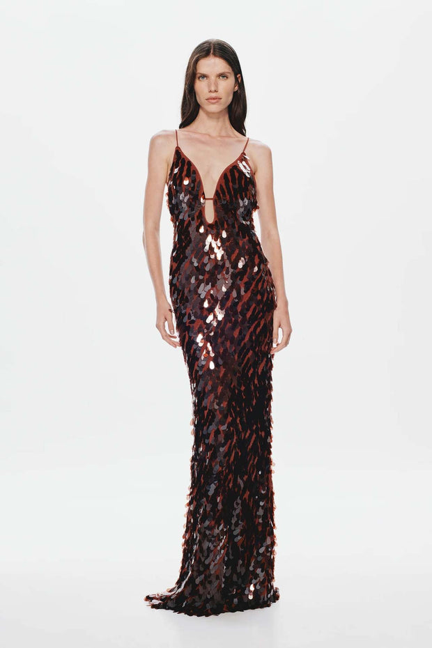Glänzendes Kleid mit dünnen Trägern im modernen Stil