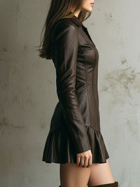 Braunes Eco-Leder eng anliegendes Mini-Kleid mit Reißverschluss und ausgestelltem Saum im modernen Stil