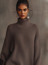 Braunes Rollkragenkleid mit gerafftem Saum im modernen Stil