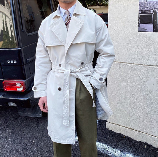 Trenchcoat mit doppelreihigem Schnitt und Gürtel