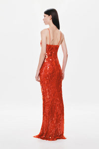 Glänzendes Kleid mit dünnen Trägern im modernen Stil