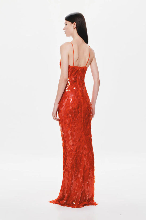 Glänzendes Kleid mit dünnen Trägern im modernen Stil