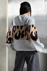 Retro Pullover mit Leopardenmuster und Color-Block-Design im modernen Stil