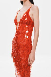 Glänzendes Kleid mit dünnen Trägern im modernen Stil