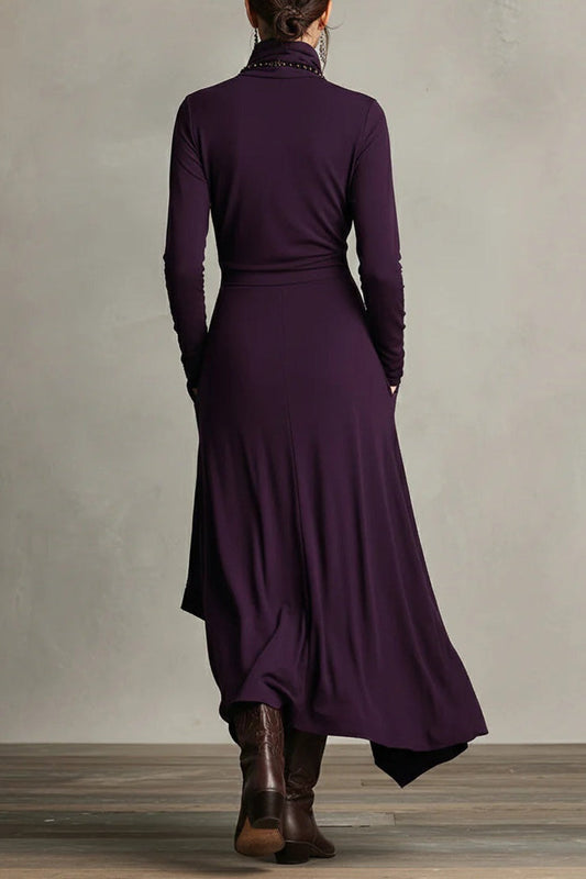 Lila Langes Kleid mit hohem Kragen und asymmetrischen Falten